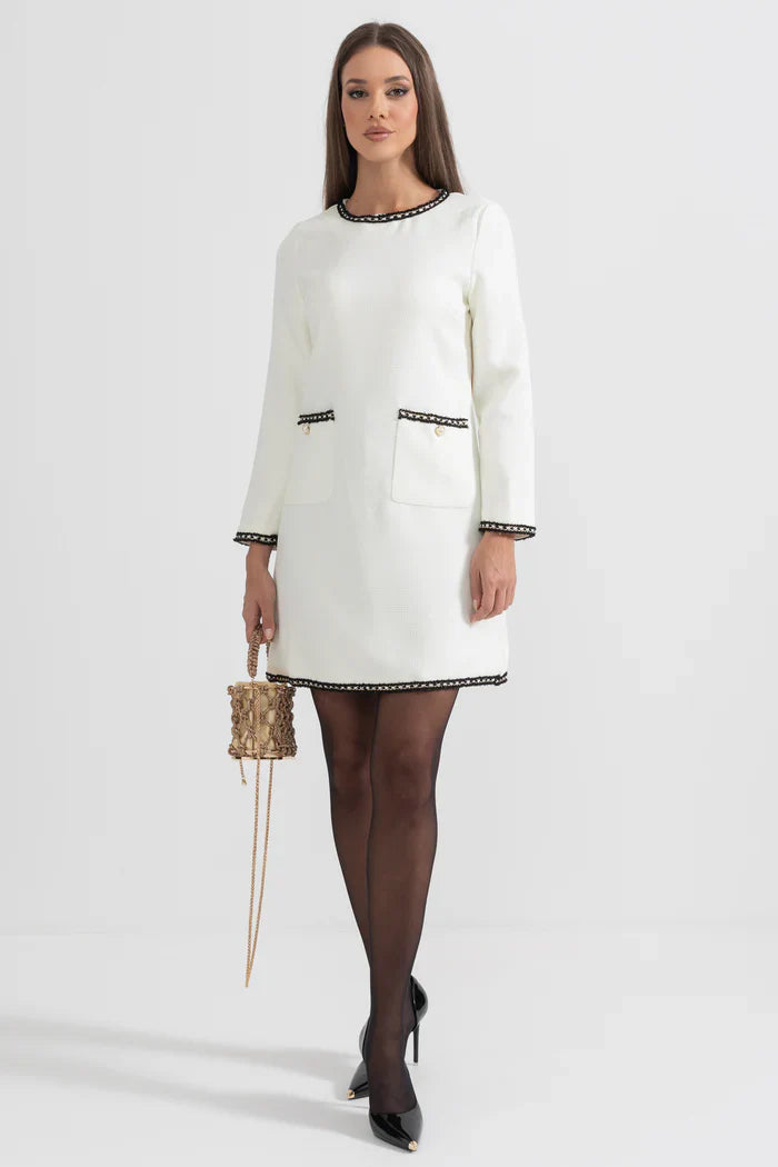 Vestido Com Detalhes Bordados na Gola e Bolso