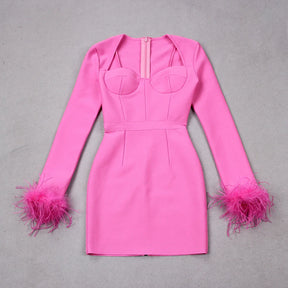 Vestido de Manga Longa com Plumas – Elegância e Sensualidade