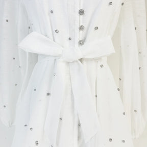 Vestido Lehor – Bordado com Strass, Mangas Lanternas Longas e Botões de Strass