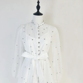 Vestido Lehor – Bordado com Strass, Mangas Lanternas Longas e Botões de Strass