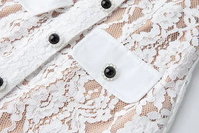Vestido de Renda com Botões – Silhueta Fina e Detalhes Artísticos