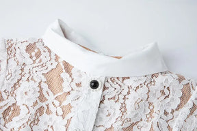 Vestido de Renda com Botões – Silhueta Fina e Detalhes Artísticos