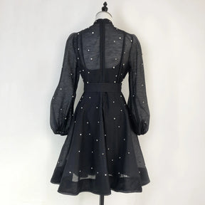 Vestido Lehor – Bordado com Strass, Mangas Lanternas Longas e Botões de Strass