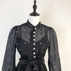 Vestido Lehor – Bordado com Strass, Mangas Lanternas Longas e Botões de Strass