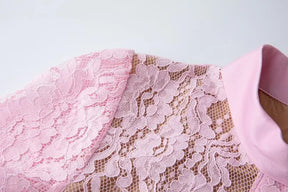 Vestido de Renda com Botões – Silhueta Fina e Detalhes Artísticos