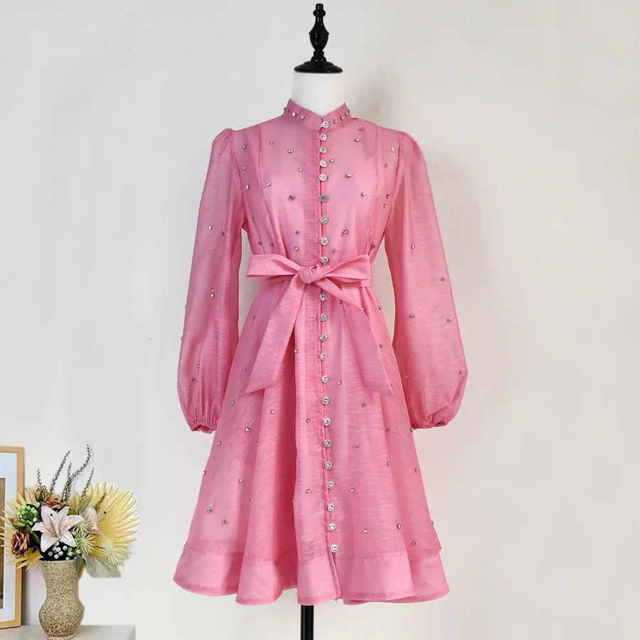 Vestido Lehor – Bordado com Strass, Mangas Lanternas Longas e Botões de Strass