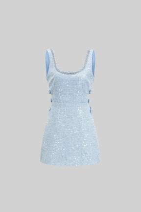 Vestido Curto em Azul com Joias e Detalhes Vazados - Luxo e Estilo