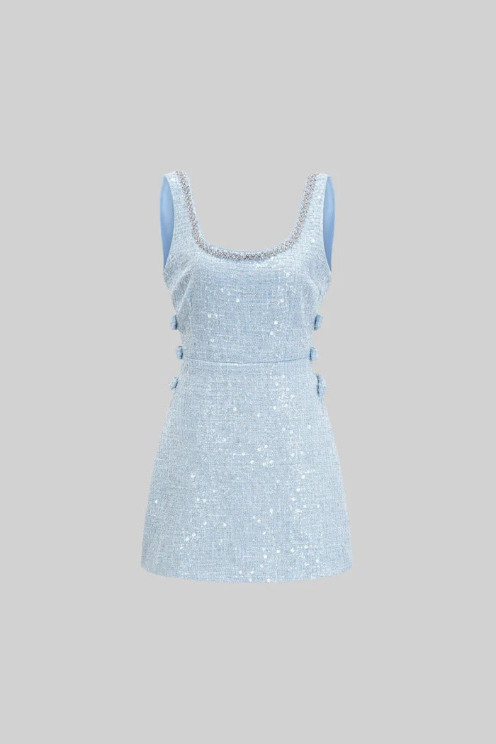 Vestido Curto em Azul com Joias e Detalhes Vazados - Luxo e Estilo