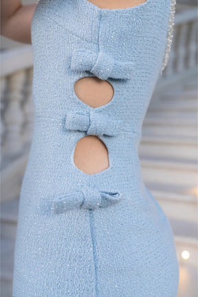 Vestido Curto em Azul com Joias e Detalhes Vazados - Luxo e Estilo
