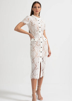 Vestido de Renda com Botões – Silhueta Fina e Detalhes Artísticos