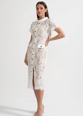 Vestido de Renda com Botões – Silhueta Fina e Detalhes Artísticos