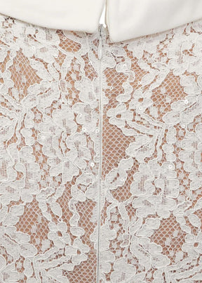 Vestido de Renda com Botões – Silhueta Fina e Detalhes Artísticos
