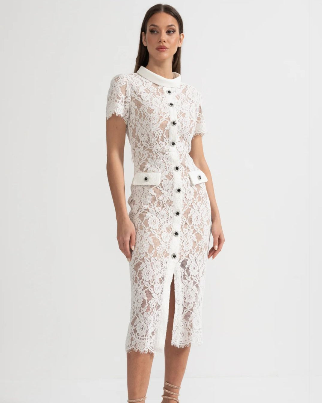 Vestido de Renda com Botões – Silhueta Fina e Detalhes Artísticos