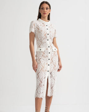 Vestido de Renda com Botões – Silhueta Fina e Detalhes Artísticos