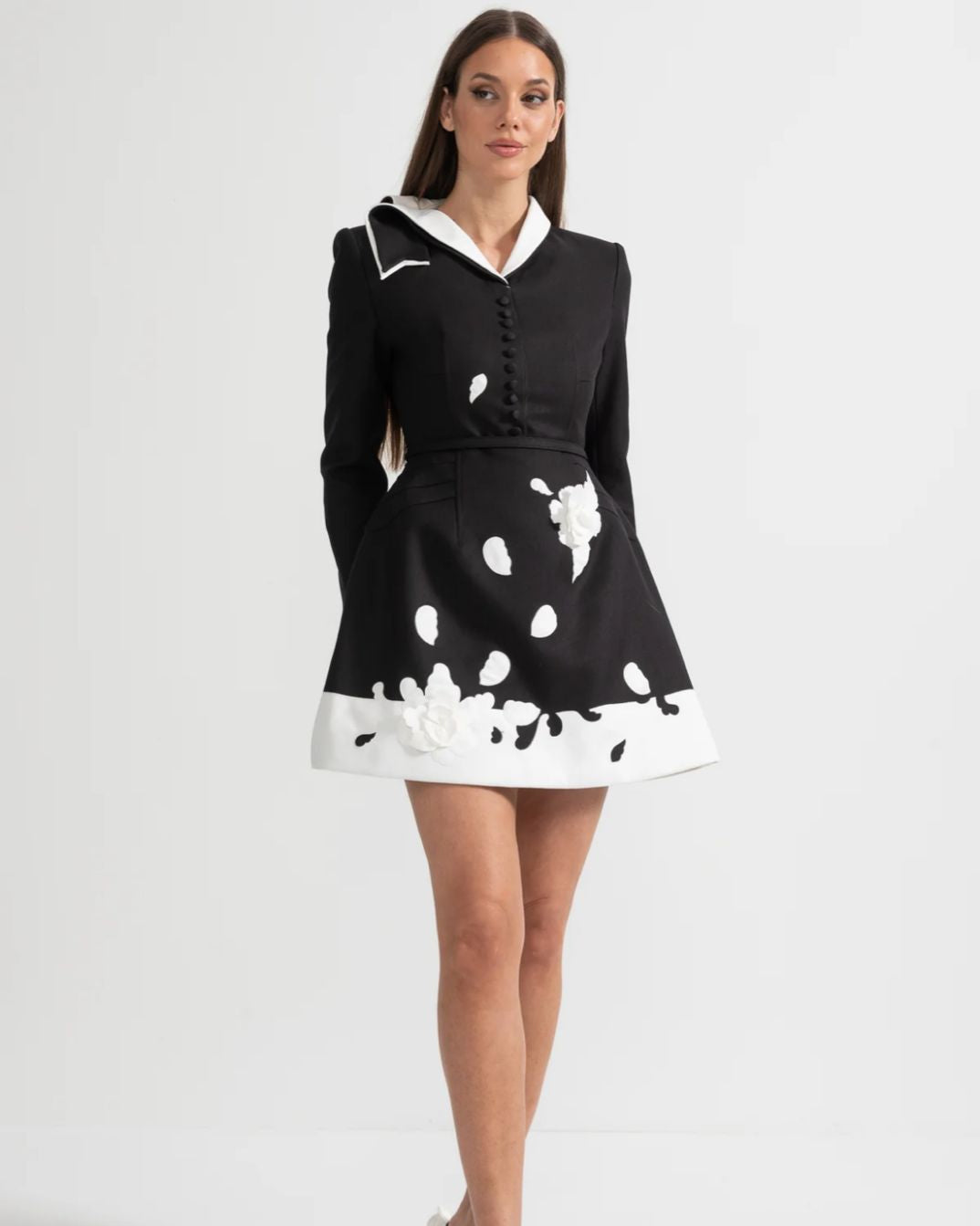 Vestido com Flores 3D e Gola Contrastante – Elegância em Alta-Costura com Cintura Marcada