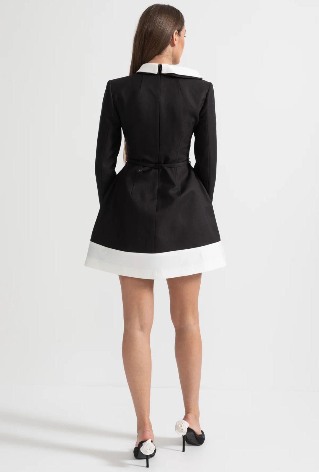 Vestido com Flores 3D e Gola Contrastante – Elegância em Alta-Costura com Cintura Marcada
